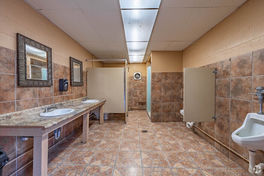 More Photos Of 7405 Forbes Rd, Cincinnati Marina For Sale