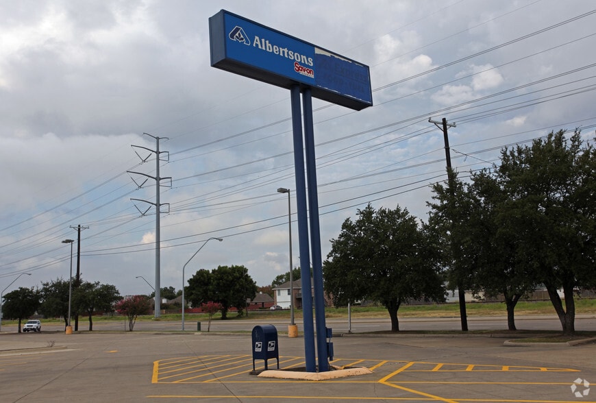 More Photos Of 3046 Lavon Dr, Garland General Retail For Lease