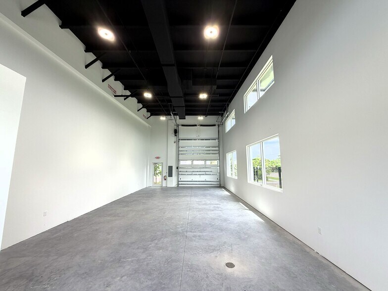 More Photos Of 11075 Tamiami Trl E, Naples Showroom For Sale
