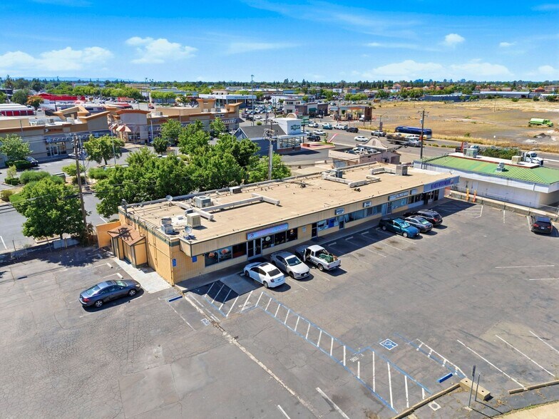 More Photos Of 7206-7216 Lindale Dr, Sacramento Storefront For Sale