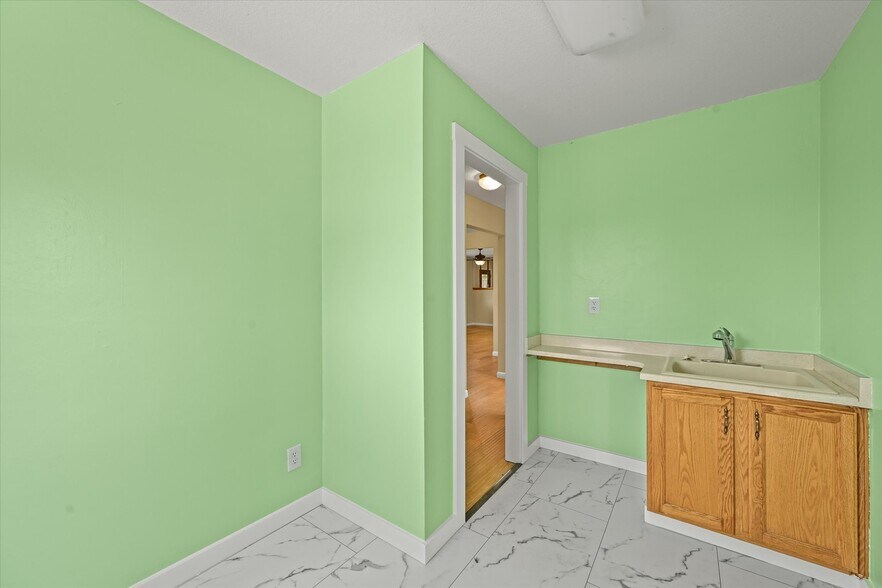 More Photos Of 1335 S Kio St, Watkins Veterinarian Kennel For Sale