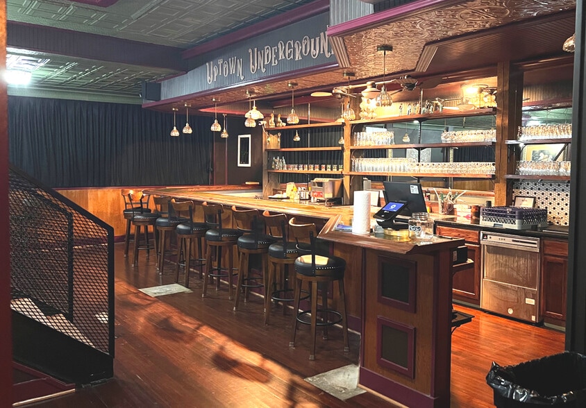 More Photos Of 32 Franklin St, Martinsville Storefront For Sale