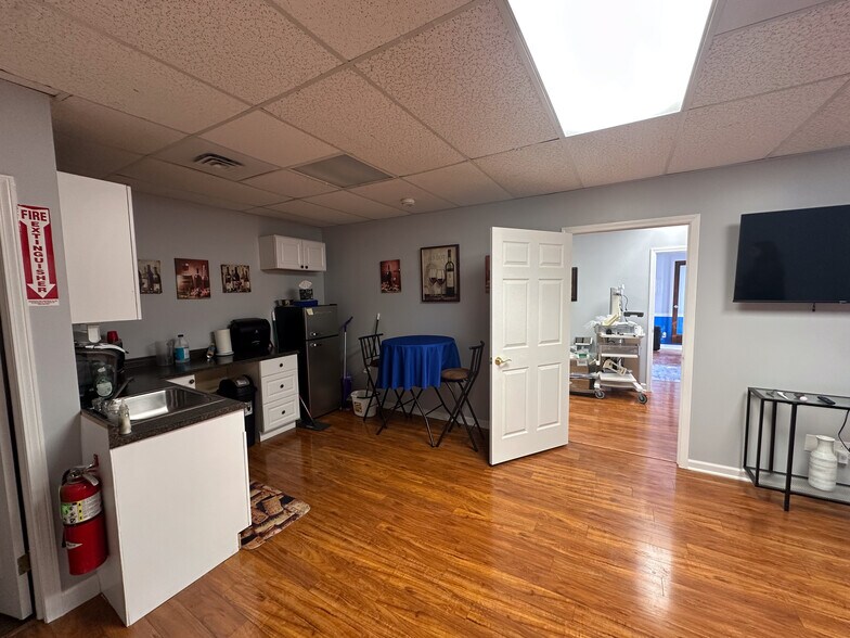 More Photos Of 1290 Blossom Dr, Victor Medical For Lease