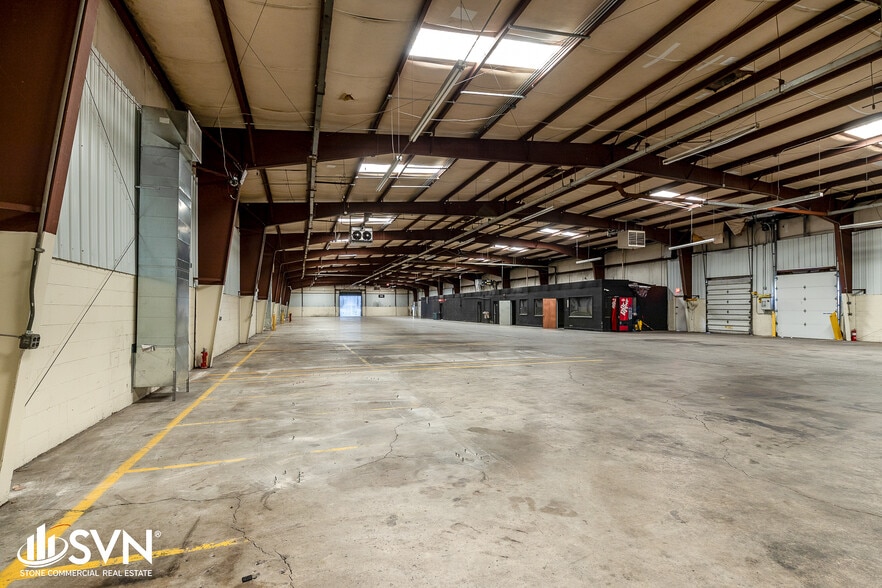 More Photos Of 136 Armory St, London Warehouse For Lease