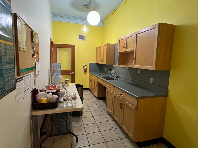 More Photos Of 894 Queen St, Honolulu Storefront Retail Office For Lease
