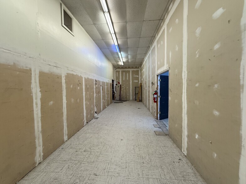 More Photos Of 221 S Poplar St, Elizabethtown General Retail For Lease