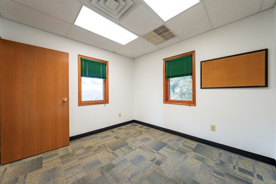 More Photos Of 171 Green Meadows Dr S, Lewis Center Office Residential For Sale