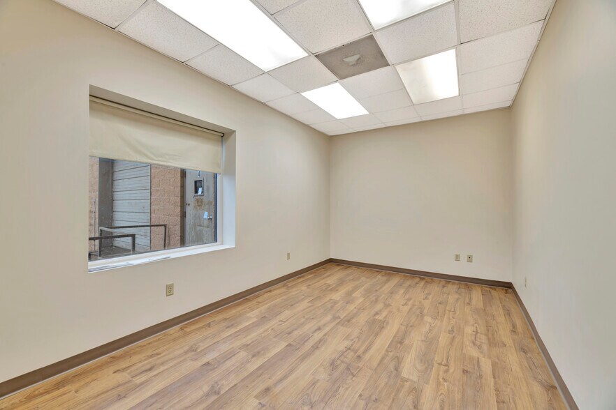 More Photos Of 4 Lewis Cir, Wilmington Warehouse For Lease