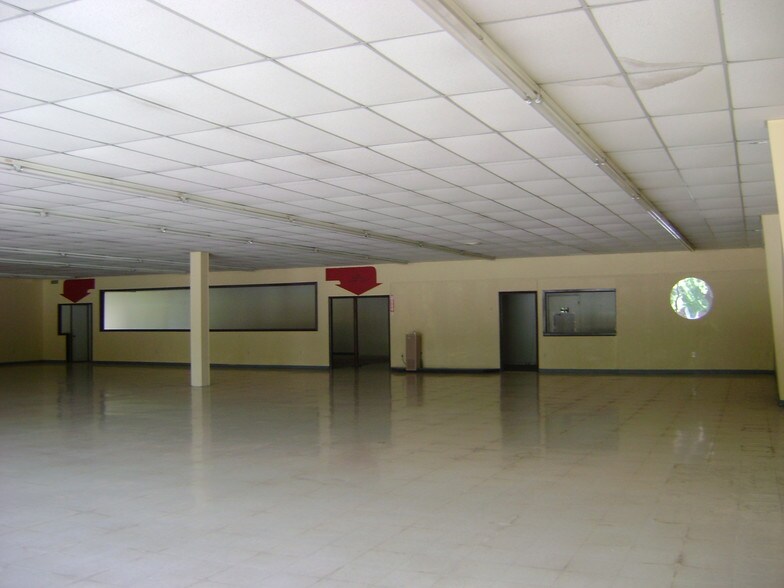 More Photos Of 1700 McArthur St, Manchester Freestanding For Lease