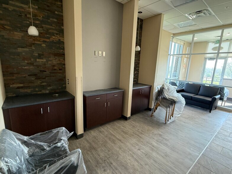 More Photos Of 2551 E State St, Salem Freestanding For Lease