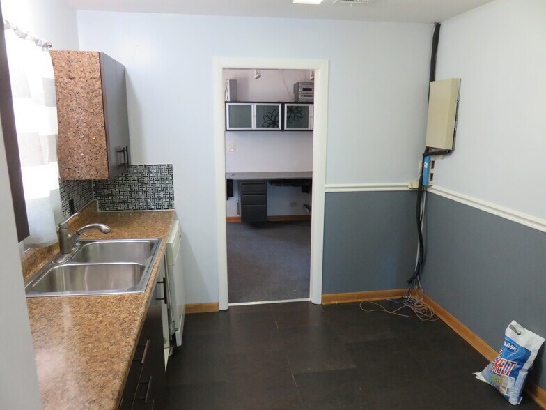 More Photos Of 1239 W Main St, Jenks Office For Sale