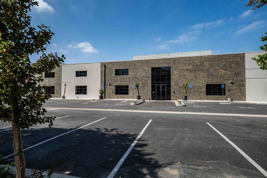 More Photos Of 2001 Saturn St, Monterey Park Light Distribution For Sale