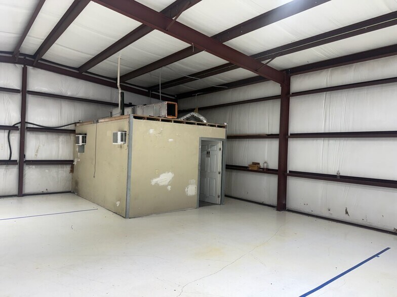 More Photos Of 701 Eagle Creek Dr, Floresville Specialty For Lease