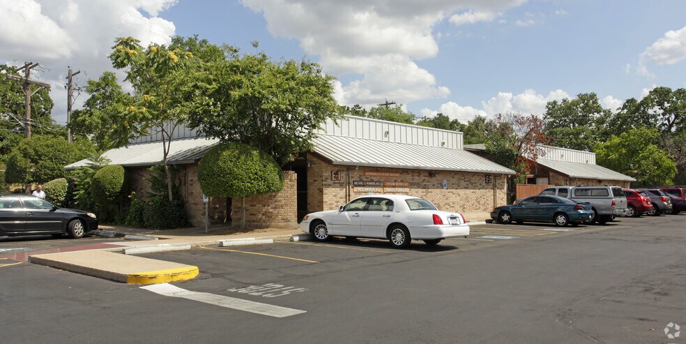 More Photos Of 711 W 38th St, Austin Unknown For Lease