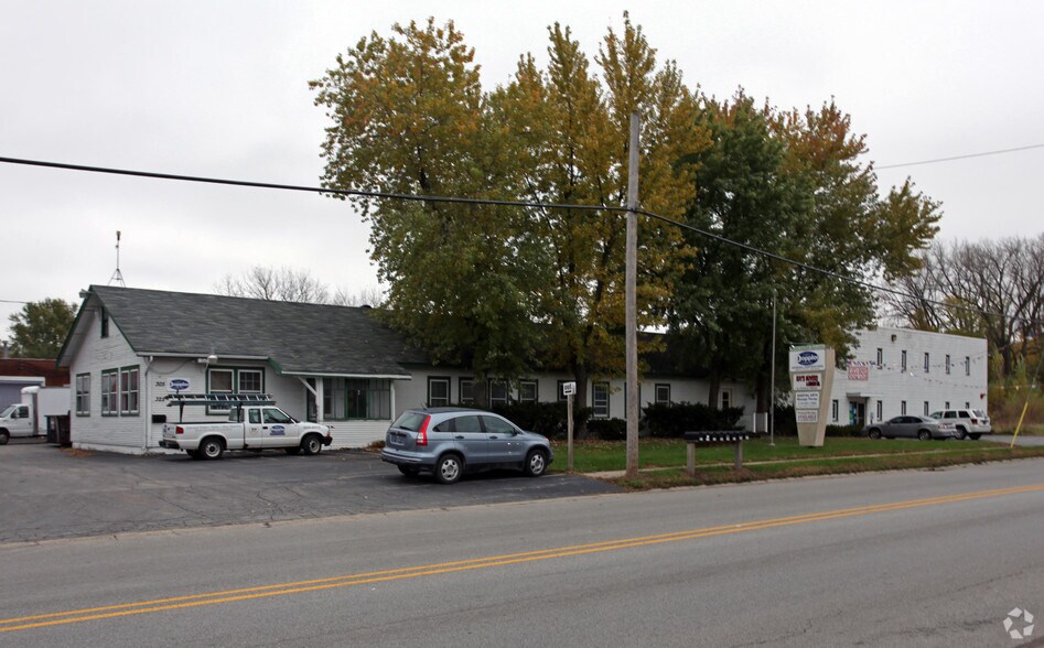 More Photos Of 301-305 N Colfax St, Griffith Flex For Lease