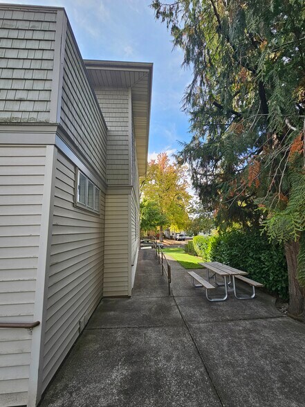 More Photos Of 945 Columbia St NE, Salem Office For Sale