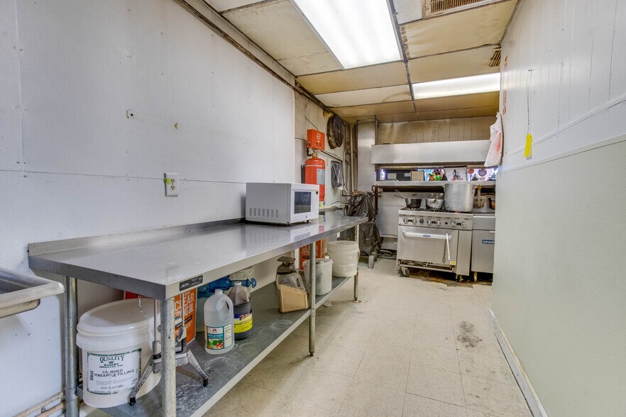 More Photos Of 2915 Market St, Baytown General Retail For Sale