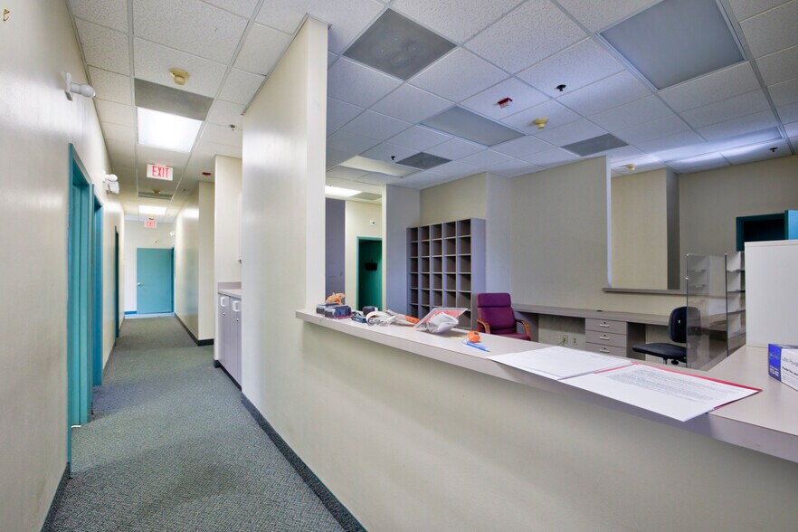 More Photos Of 7118-7170 N Nob Hill Rd, Tamarac General Retail For Lease