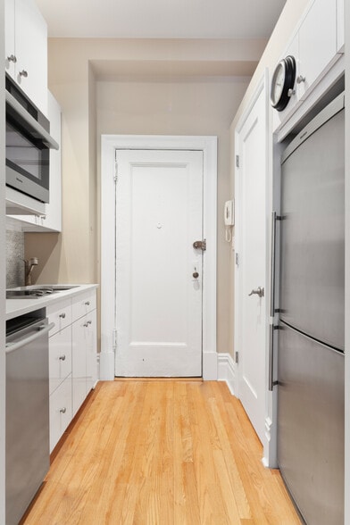 More Photos Of 833 Madison Ave, New York Storefront Retail Residential For Lease