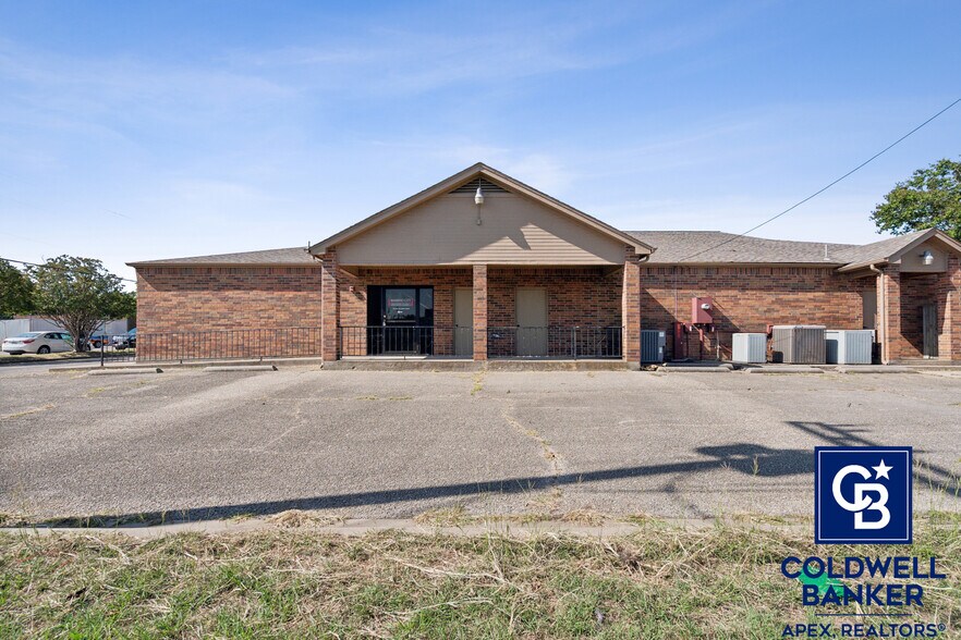 More Photos Of 302 Lincoln Park Dr, Cleburne Medical For Sale