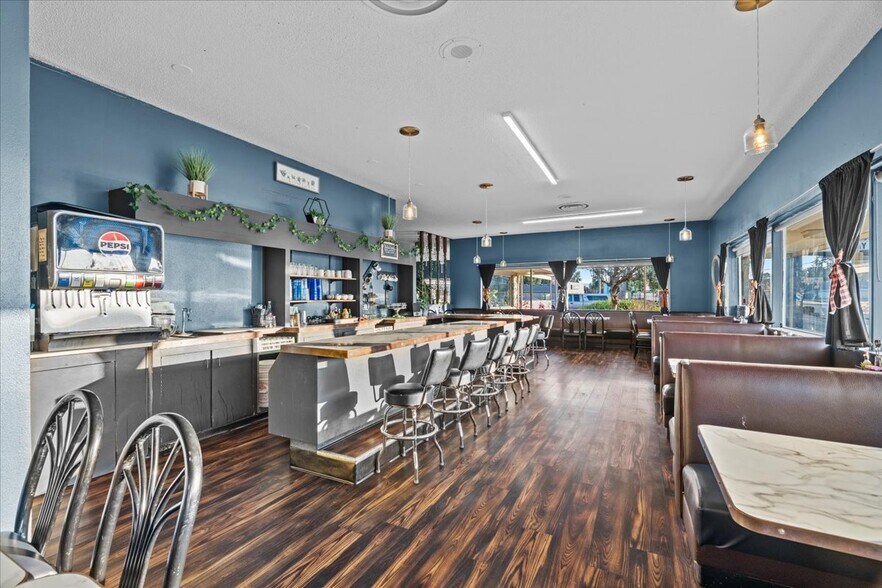 More Photos Of 535 S Columbia River Hwy, Saint Helens General Retail For Lease