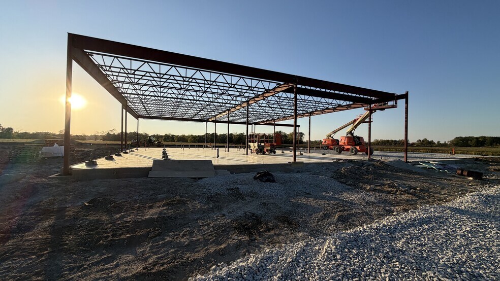 More Photos Of 13675 Brooks School Rd, Noblesville General Retail For Lease