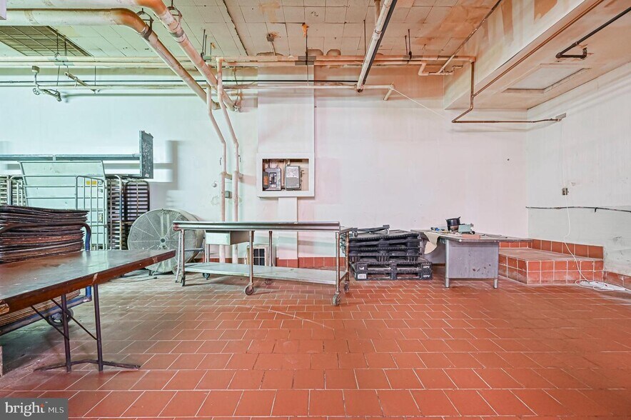 More Photos Of 13 N East Blvd, Vineland Flex For Sale