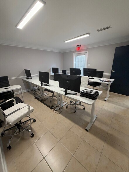 More Photos Of 1027 S Yates Rd, Memphis Office For Sale