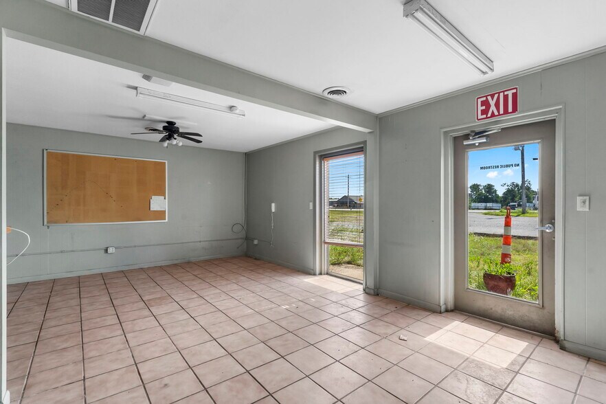 More Photos Of 825 MO-59, Carthage Industrial For Lease