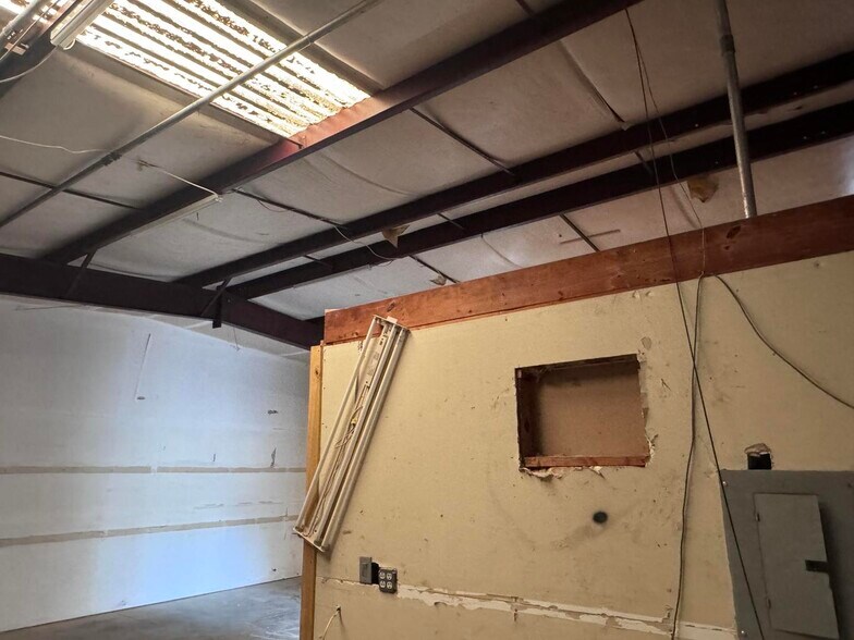 More Photos Of 8173 E Bay Blvd, Navarre Showroom For Lease