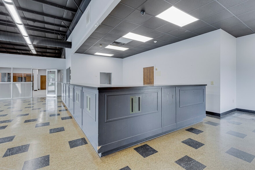 More Photos Of 211 N Pleasantburg Dr, Greenville Light Manufacturing For Sale