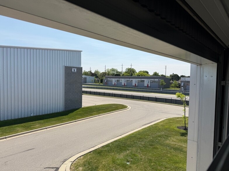 More Photos Of 48 Pit Ln, Pontiac Parking Garage For Sale