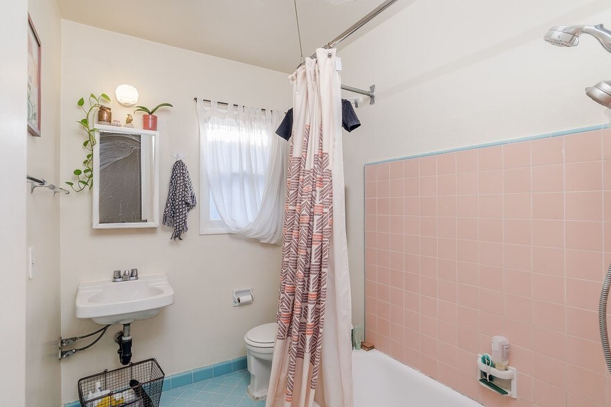 More Photos Of 1037 Sanborn Ave, Los Angeles Apartments For Sale