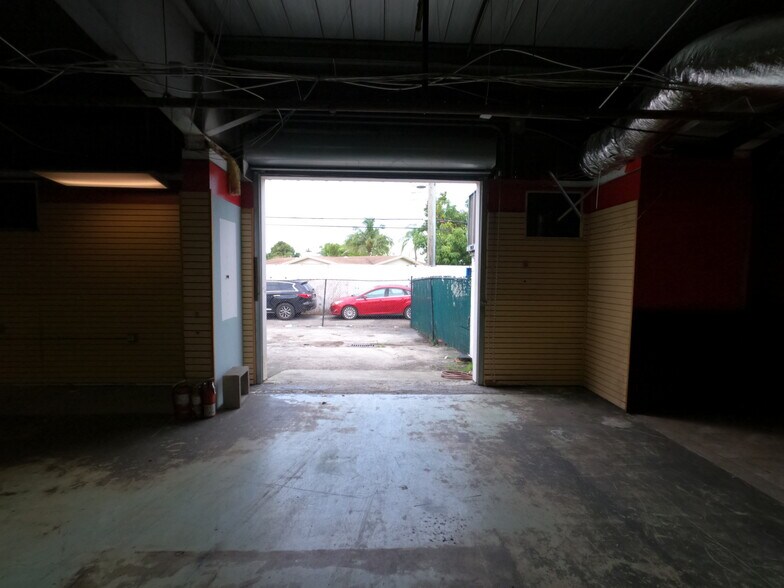 More Photos Of 7685 Pines Blvd, Pembroke Pines Showroom For Lease