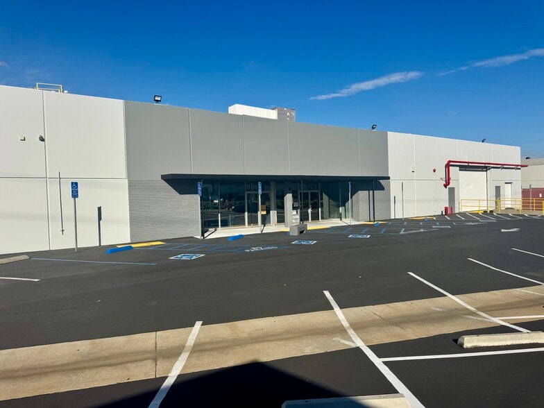 More Photos Of 1917-1921 E Mariposa Ave, El Segundo Warehouse For Lease