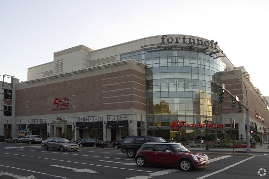 More Photos Of 100 Bloomingdale Rd, White Plains Freestanding For Lease