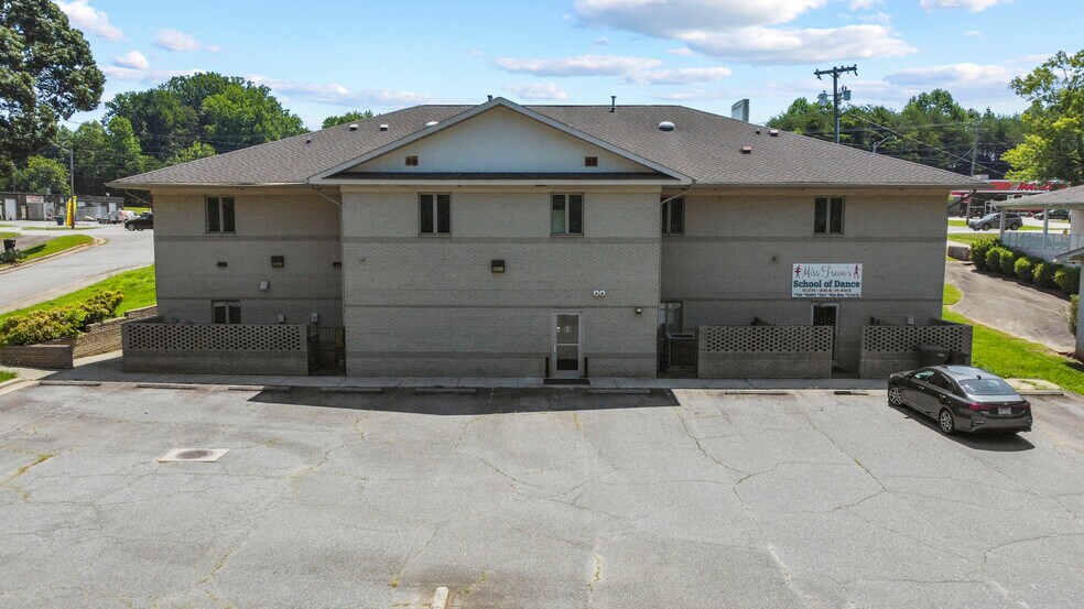 More Photos Of 2180 Northwest Blvd, Newton Medical For Sale