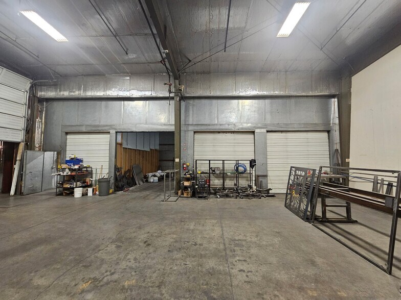 More Photos Of 273 SE 9th St, Bend Distribution For Lease