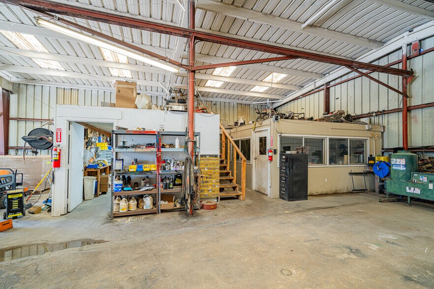 More Photos Of 118 Industrial Blvd, Kilgore Flex For Lease