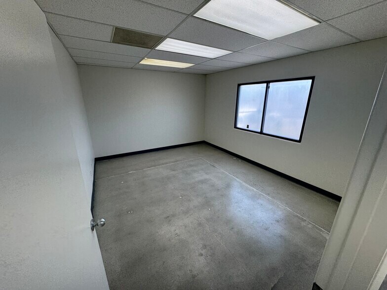 More Photos Of 440 E Walnut Ave, Fullerton Warehouse For Lease