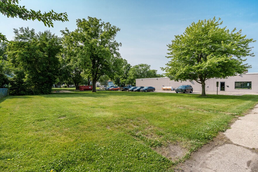 More Photos Of 415 N 3rd St, Rockford Light Distribution For Lease