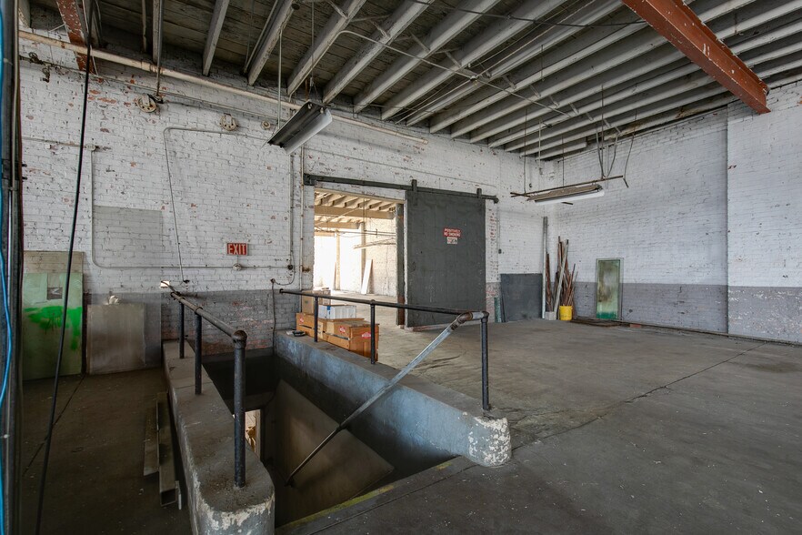 More Photos Of 113 W Bank St, Petersburg Warehouse For Sale