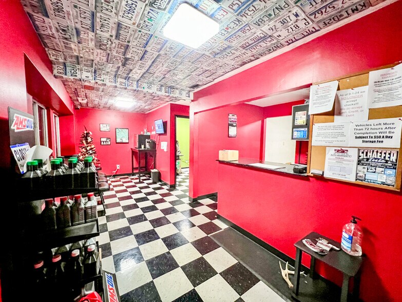 More Photos Of 1005 N Belt W, Belleville General Retail For Sale