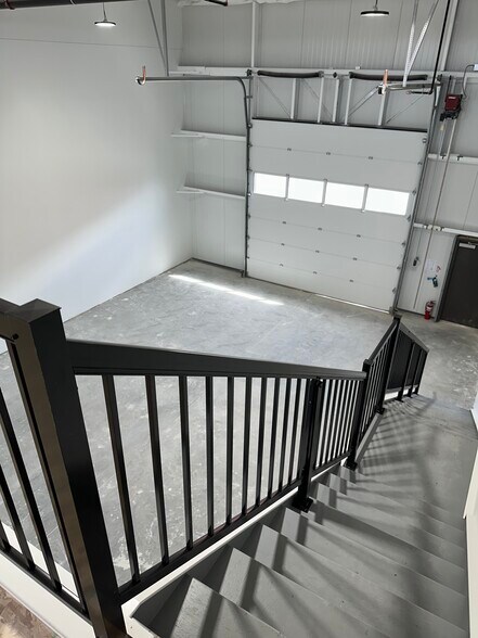 More Photos Of 12 Heatherglen Pl, Calgary Manufacturing For Lease