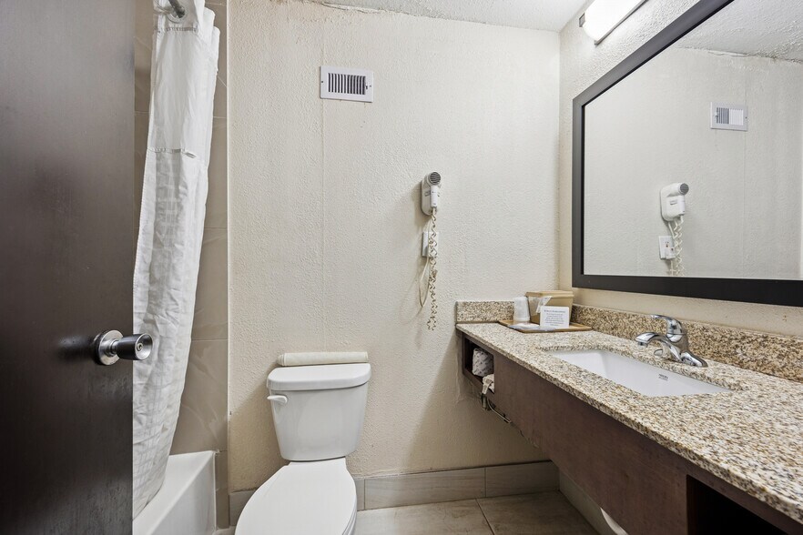 More Photos Of 925 Highway 332, Lake Jackson Hotel For Sale