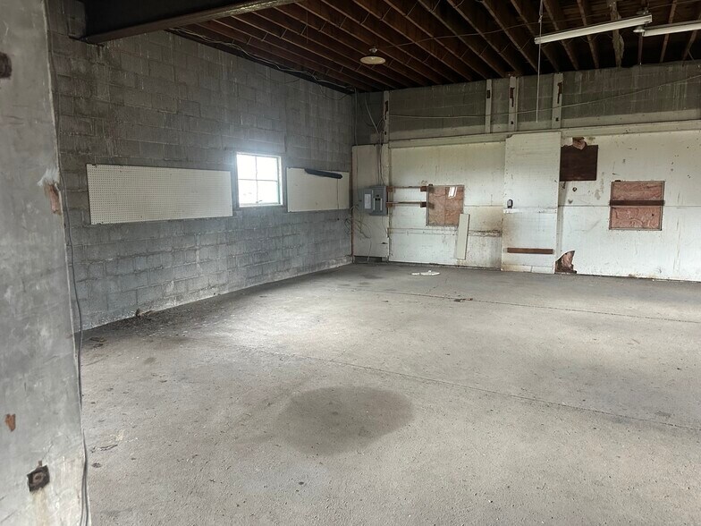 More Photos Of 57582 N Main St, Three Rivers Flex For Lease
