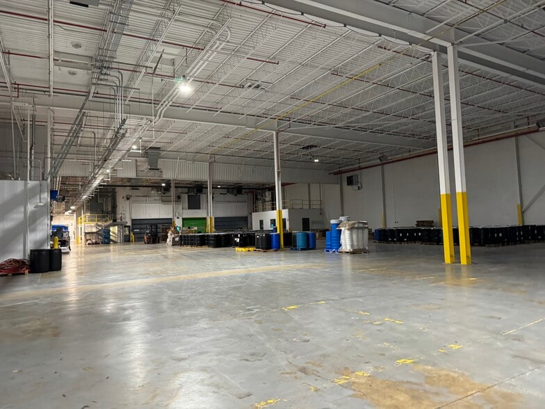 More Photos Of 435 E Washington St, Winchester Warehouse For Lease