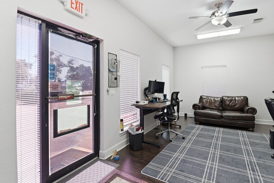 More Photos Of 5342 5th St, Katy Freestanding For Lease