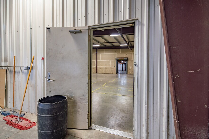 More Photos Of 2516 9th St, Great Bend Warehouse For Sale