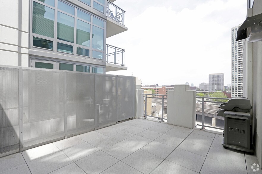 More Photos Of 555 W Kinzie St, Chicago Multifamily For Sale